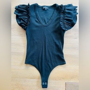 😎📞EXPRESS BLACK RUFFLED SLEEVE BODYSUIT SIZE XS/S📞😎